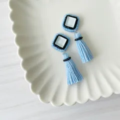 ふんわり ホワイトスクエア ビーズ巻きタッセル ペールブルー ビーズ刺繍 ピアス/イヤリング