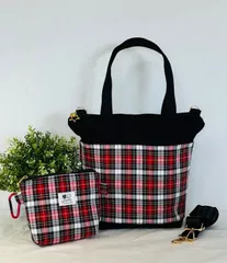 【裁縫ストア・ボヌール】大人かわいい　ロイヤル　 ベーシックチェック タータンチェック レッド×ホワイト×イエロー   デニム生地ブラック　トートバッグ(ファスナー付き)　ポケットいっぱい　ポーチ　ショルダーバッグ　 ハンドメイド/ №500-723
