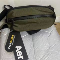 Brand New and Authentic Aer Day Sling 3 Travel Collection Shoulder Bag/Waist Pouch for Men and Women, Unisex, Green, Perfect for Commuting, School, Everyday Use, Work, Business Trips, Travel, and Sports. Stylish, Lightweight, and a Great Gift.