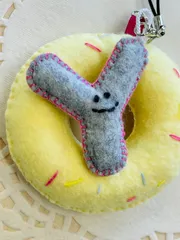 フェルトドーナツのイニシャルキーホルダー　Ｄ－４　ストラップ　チャーム