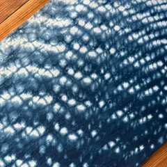 s155 【sato】 藍染 手ぬぐい さざ波絞り 手絞り 日本手拭い 降り注ぐ光のよう✨️ 鱗模様 和柄 和モダン タペストリー はちまき てぬぐい 綿100% タイダイ アジアンエスニック ファッションにも スカーフにも 新品 染めたて ハンドメイド
