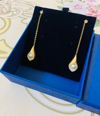 スワロフスキー イチョウの葉モチーフ ゴールドロングピアス - メルカリ