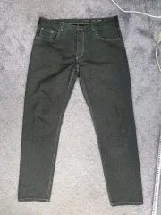 COSコス デニムパンツ ブラック ダークグレー ミッドライズ テーパード ズボン