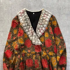 昭和レトロ 花柄レース襟Vネック長袖ワンピース 黒地×赤からし フレアシルエット