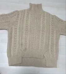 ケーブル編みタートルネック ニット ベージュ