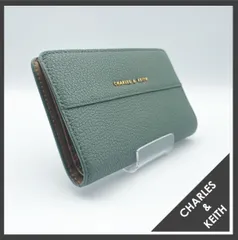 ✱CHARLES & KEITH（チャールズアンドキース）✱ 二つ折り財布 グリーン 緑 レザー 本革 シボ革 ゴールドロゴ コンパクト ウォレット ミニ財布 レディース お洒落 かわいい スタイリッシュ シンプル 上品 高級感 ギフト プレゼント 美品