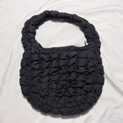 COS キルティング クラウドバッグ ブラック