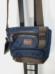 トゥミ クロスバック アルファブラボー バストウ ネイビー