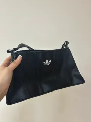 アディダス ブラック ショルダーバッグ