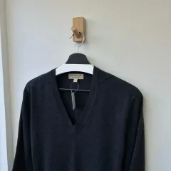 15784 - バーバリー チャコール Vネック ウールニット (ウール100%)