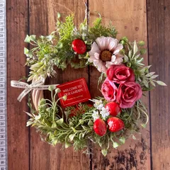 8-001 小さめリース　ナチュラルリース　いちごのリース　ストロベリー　ドアリース　玄関リース　春リース　スプリングリース　ボタニカルリース　ディスプレイ　店舗　什器　撮影背景