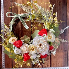 8-007 小さめリース　ナチュラルリース　いちごのリース　ストロベリー　ドアリース　玄関リース　春リース　スプリングリース　ボタニカルリース　ディスプレイ　店舗　什器　撮影背景