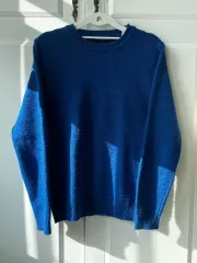 青いニットセーター