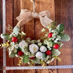 8-009 小さめリース　ナチュラルリース　いちごのリース　ストロベリー　ドアリース　玄関リース　春リース　スプリングリース　ボタニカルリース　ディスプレイ　店舗　什器　撮影背景