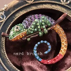 カラフルなカメレオンブローチ　キラキラ かわいい 個性的 ユニーク 爬虫類 動物 新品未使用 メンズ 男女兼用 生き物 NerD