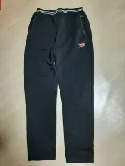 黒色ジャージパンツ