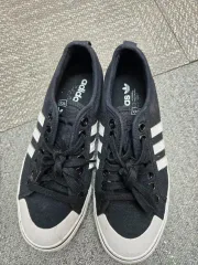 アディダス スニーカー