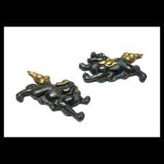 ☆時代本歌 赤銅地容彫唐獅子図目貫 無銘 高肉彫 毛彫 金色絵 細密金工