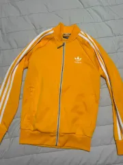 黄色いアディダスジャージ