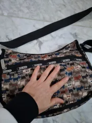 LeSportsac (レスポートサック) 犬柄 クロスバック (ほぼ新品)