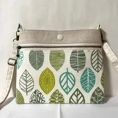 横型スマホポシェット 北欧風リーフ柄 生成り ショルダーストラップ付き