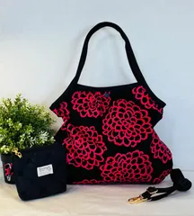 【裁縫ストア・ボヌール】大人かわいい　北欧風　花柄　ビッグダリア柄　ブラック/ピンク　トートバッグ　グラニューバッグ　ミニポーチ　ショルダーバッグ　ショルダーストラップ付き ハンドメイド/ №500-725