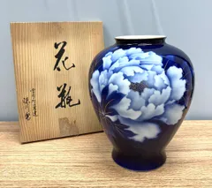 A★深川製磁　花瓶　金彩牡丹柄　瑠璃色花瓶　宮内庁御用達　共箱あり