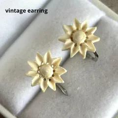 07513ヴィンテージ 天然素材の白いお花のイヤリング