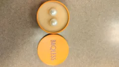 M1　バックレス　キャッチレスピアス　金属アレルギー対応　ホールが回転してキャッチが出現　ホール幅が変えられるので耳たぶが薄くても重さで落ちない　参考定価13000円