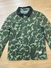 VANS カモフラージュ ジャケット Lサイズです。表地はコットン 100%で製作されており、裏