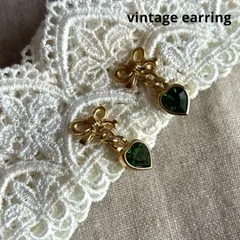 07524ヴィンテージ ゴールドリボンにゆらゆらグリーンハートのイヤリング