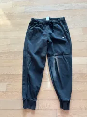 ナイキ 黒 パンツ