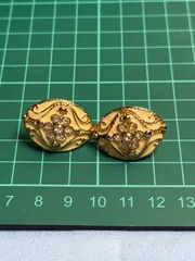 ヴィンテージ風 イヤリング エナメル アイボリー ラインストーン アラベスク模様 唐草 ネジバネ式 アンティーク調 レトロ クラシカル 上品 大ぶり アクセサリー ジュエリー レディース