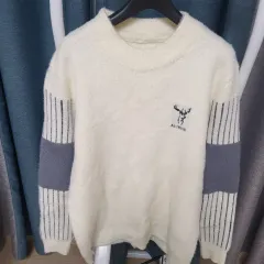 アイボリー鹿 刺繍セーター