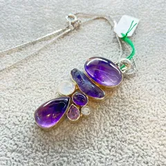 アメジスト ペンダントトップ シルバー925 ムーンストーン 原石カット 天然石 ハンドメイド 一点もの ネックレストップ 紫 カボションカット 原石 品格 職人 手仕事 存在感 安心感 大人 余裕 誕生石 12月 6月 レディース 刻印 SV925 手作り