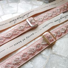 おしゃれ裏地 No.308(ピンク・幅2.5㎝)『インド刺繍ショルダーストラップ』　スマホショルダー　バッグショルダー　ネックストラップ　インド刺繍アクセサリー