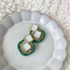 ダブルホワイトスクエア × 竹ビーズ グリーン ビーズ刺繍 ピアス/イヤリング
