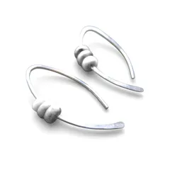 シンプル フックピアス シルバー系 ホワイト ミニマルデザイン デイリー使いに 立体デザイン さりげない存在感