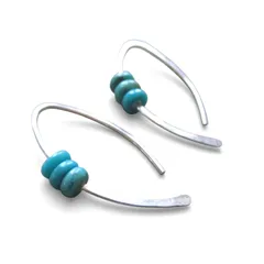 シンプル フックピアス シルバー系 ブルー ミニマルデザイン デイリー使いに 立体デザイン さりげない存在感