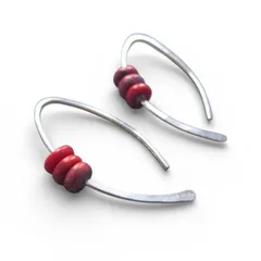 シンプル フックピアス シルバー系 レッド ミニマルデザイン デイリー使いに 立体デザイン さりげない存在感