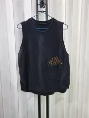 ブラック ニット ベスト ポケット 花刺繍