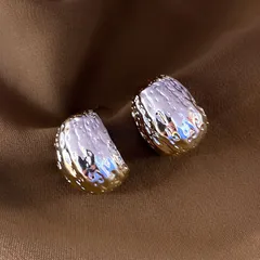 メタル質感 シルバーピアス｜小ぶり｜大人カジュアル