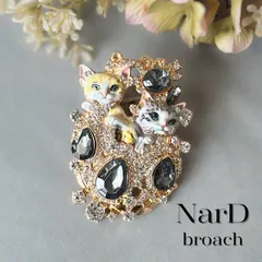 宝石に寄り添う 子猫 たちのブローチ　ねこ 猫 大きめ アンティーク調 ヴィンテージ調 豪華 華やか 派手 かわいい 可愛い 個性派 存在感 動物 生き物 モチーフ アニマル カジュアル 新品 大人 コサージュ ギフト プレゼント 新品未使用 NerD