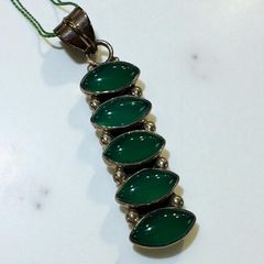 翡翠調 彫刻入り 円柱ビーズ ネックレス - メルカリ