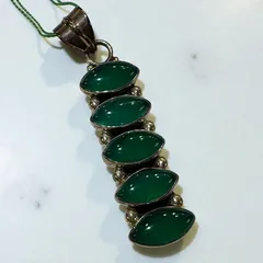 ペンダントトップ グリーンオニキス シルバー925刻印入り 天然石 ハンドメイド インド製 SV925 5石 一点もの 手作業 温もり 品格 存在感  落ち着き 華やぎ 普段使い 和装 洋装 自然 透明感 上質 大人 アクセサリー 神秘 首元 おしゃれ