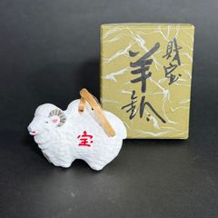 山口県の観光名所「秋芳洞」の石彫り牛の置物です。 昭和時代の民芸品
