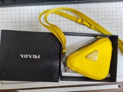 プラダ イエロー トライアングル ポーチ + ストラップ