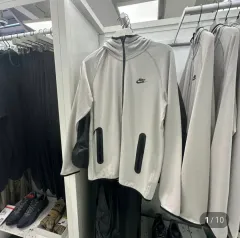 ナイキ テックフリース 軽量 フードジップアップ (新品)