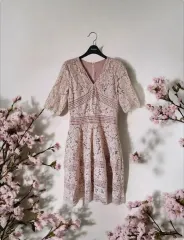 ロマンティック ピンク レース 刺繍 Vネック ワンピース ミディ丈 (半袖)