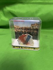 ベルリンの壁 破片 石の置物 東西ドイツ統一 @Y16 - メルカリ